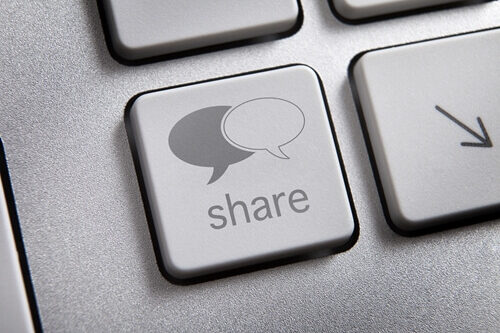 6-factors-to-include-in-a-facebook-advertisement_ keyboard share button for Facebook advertisements