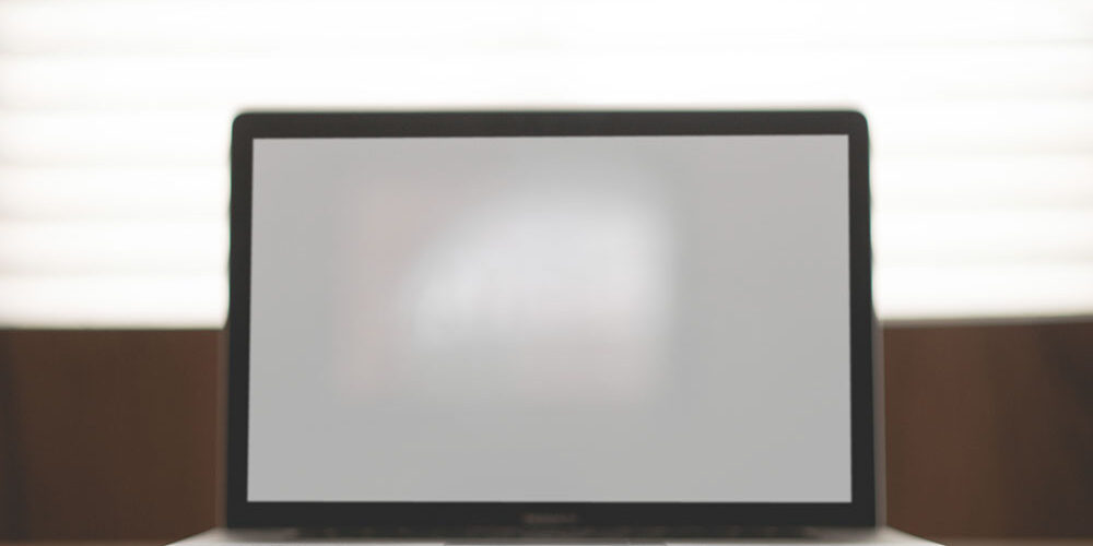 apple-desk-laptop-macbook_stock apple-desk-laptop-macbook_stock