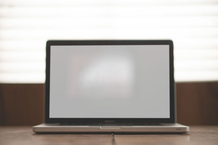 apple-desk-laptop-macbook_stock apple-desk-laptop-macbook_stock