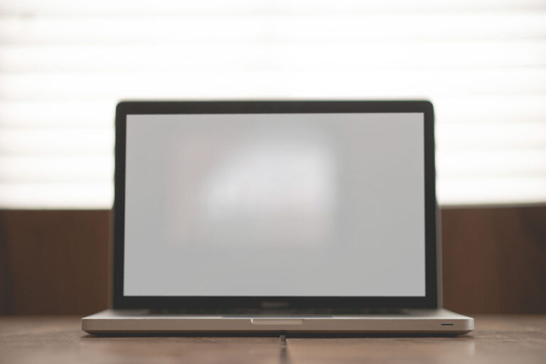 apple-desk-laptop-macbook_stock apple-desk-laptop-macbook_stock