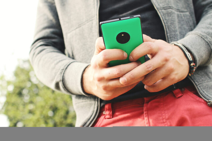 Phone Etiquette for Job Seekers phone in hand