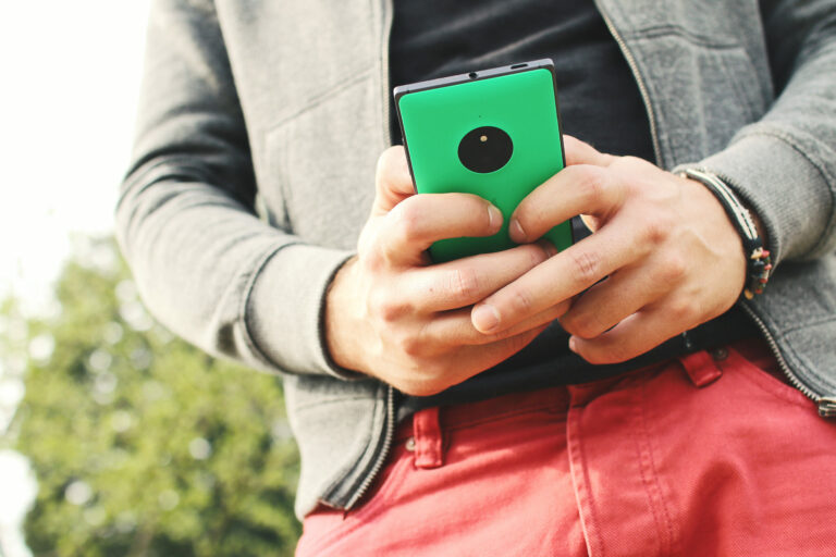 Phone Etiquette for Job Seekers phone in hand