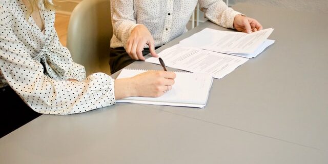 things you should tell your marketing recruiter marketing recruiter and candidate meeting at table