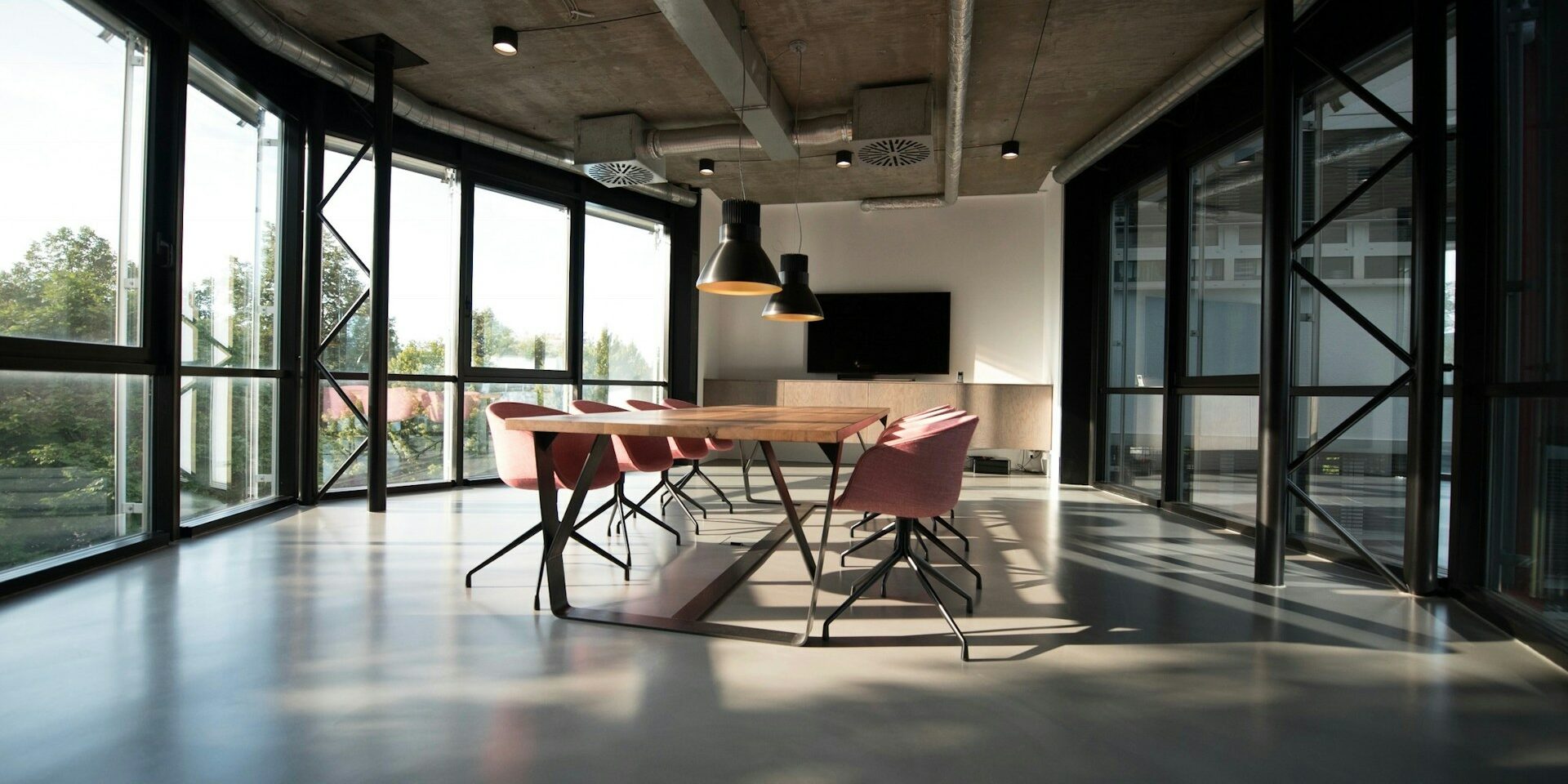workforce strategy and hiring – 2025 in review large table with multiple seats for coworking and hybrid workers