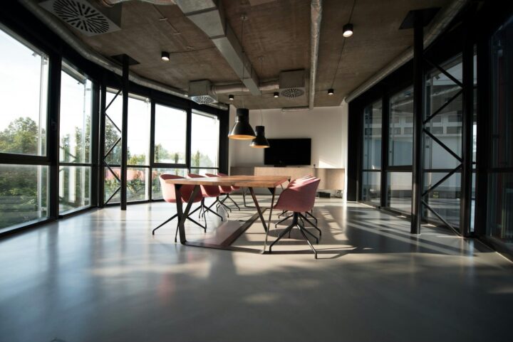 workforce strategy and hiring – 2025 in review large table with multiple seats for coworking and hybrid workers